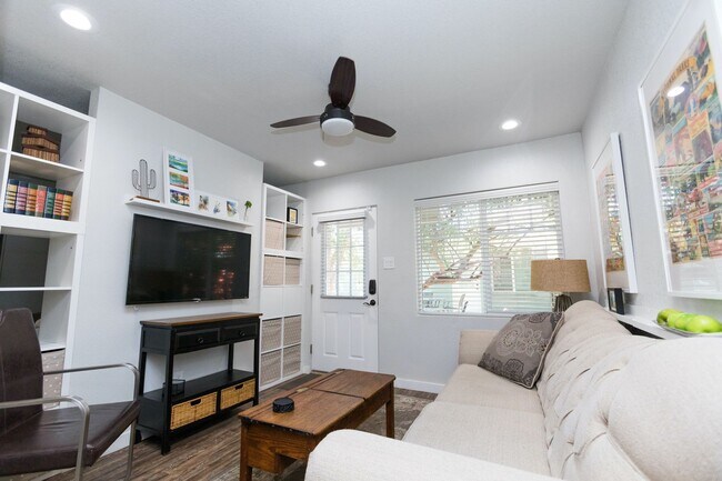 Building Photo - 1 Bed | 1 Bath -  Bungalow Style Unit