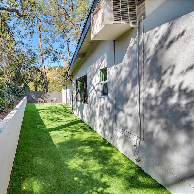 BACK YARD LOUNGE 2 - 16047 Meadowcrest Rd