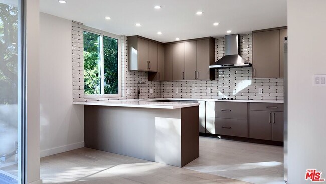 Building Photo - 414 N Palm Dr