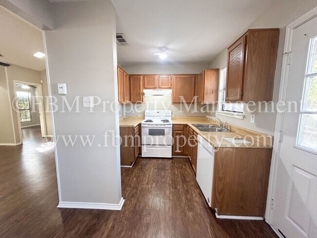 Building Photo - 701-703 Hillcrest Ct