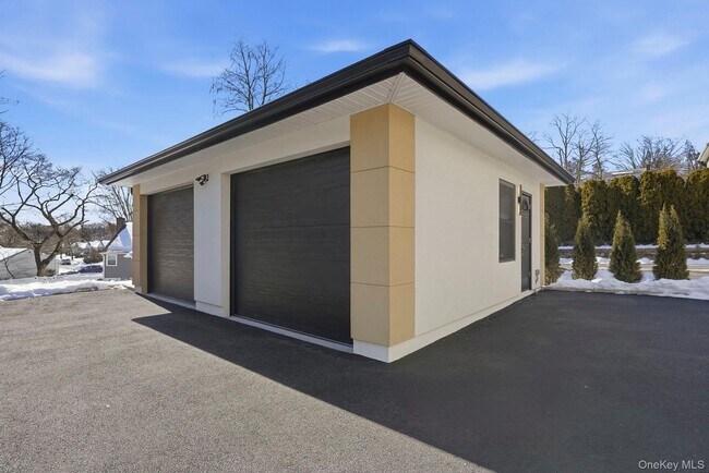 Building Photo - 31 Gedney Way