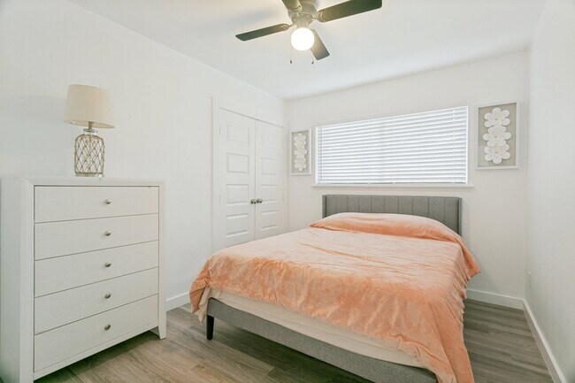Building Photo - 1273 Palisades Dr