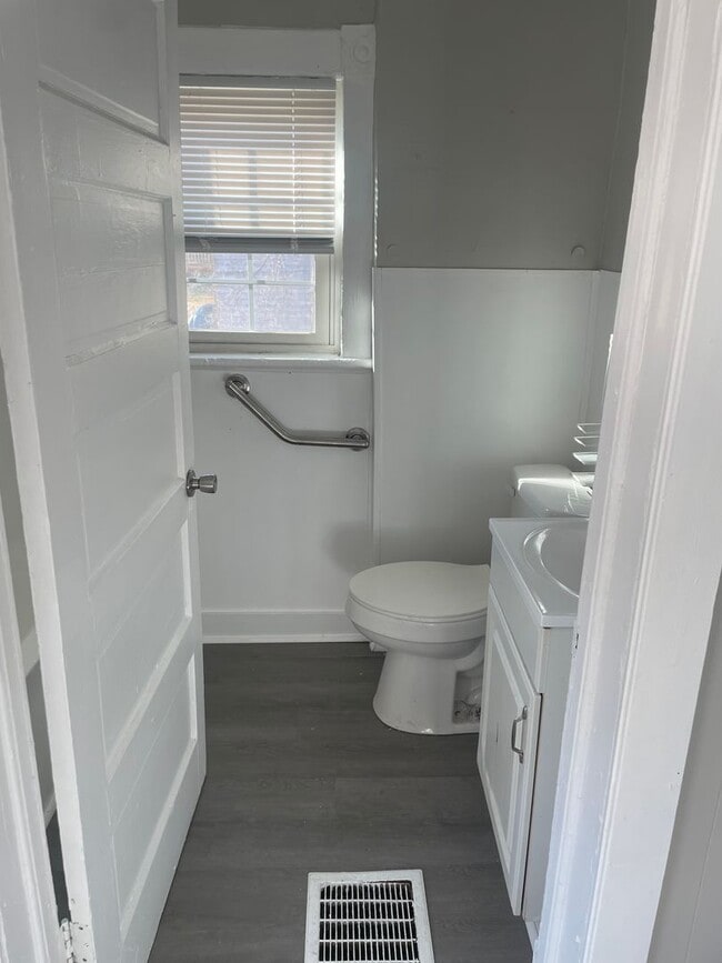 Building Photo - 3 br 1 bath house for rent