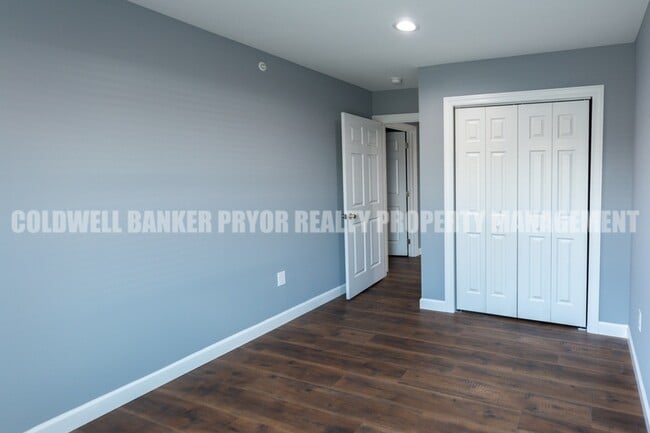 Building Photo - 360 Main St