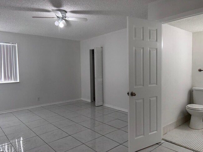 Building Photo - 1856 Fairview Villas Dr