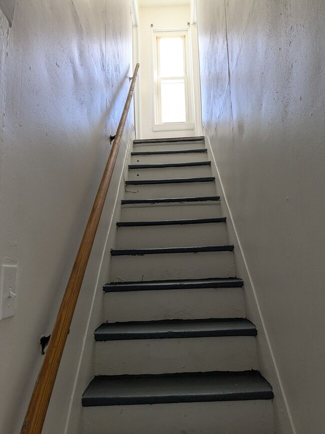 Building Photo - 2 bedroom 1 bath