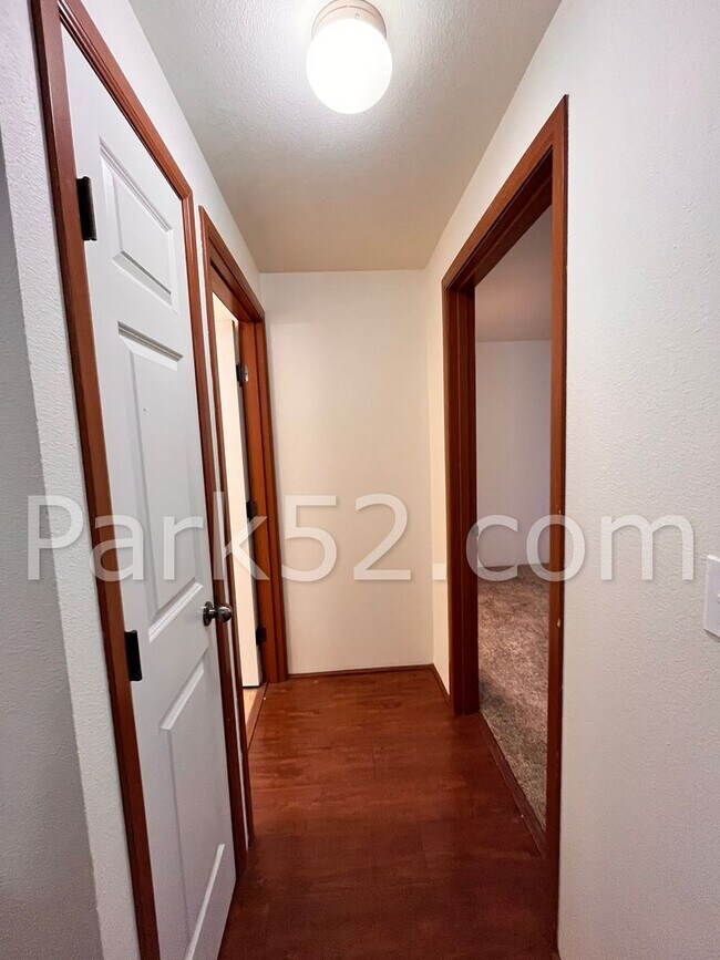 Building Photo - 2 Bedroom Ground Floor Apartment With Backyard