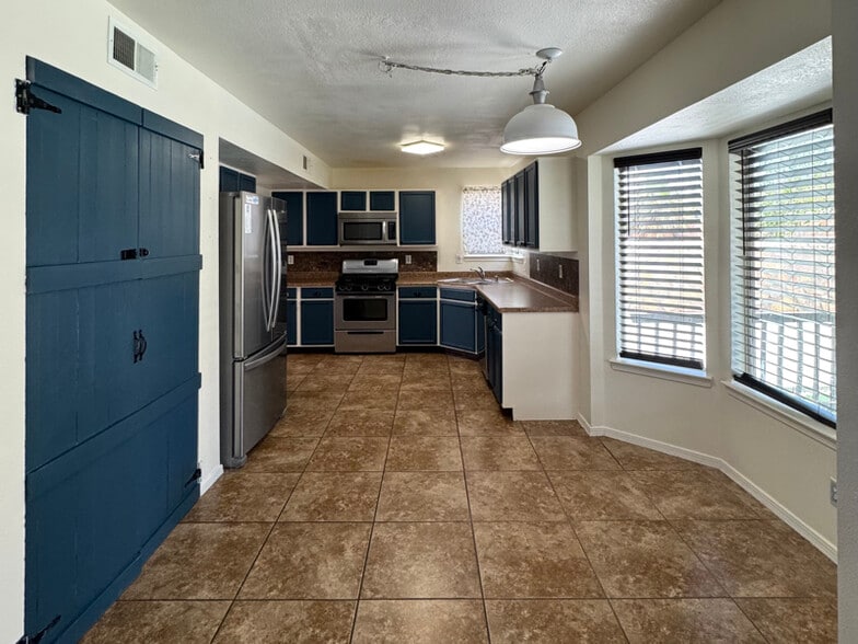 Building Photo - 13260 Emerald Creek Dr