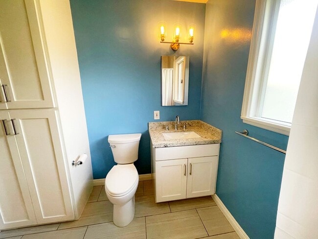 Building Photo - Beautiful Apartment in Small Duplex