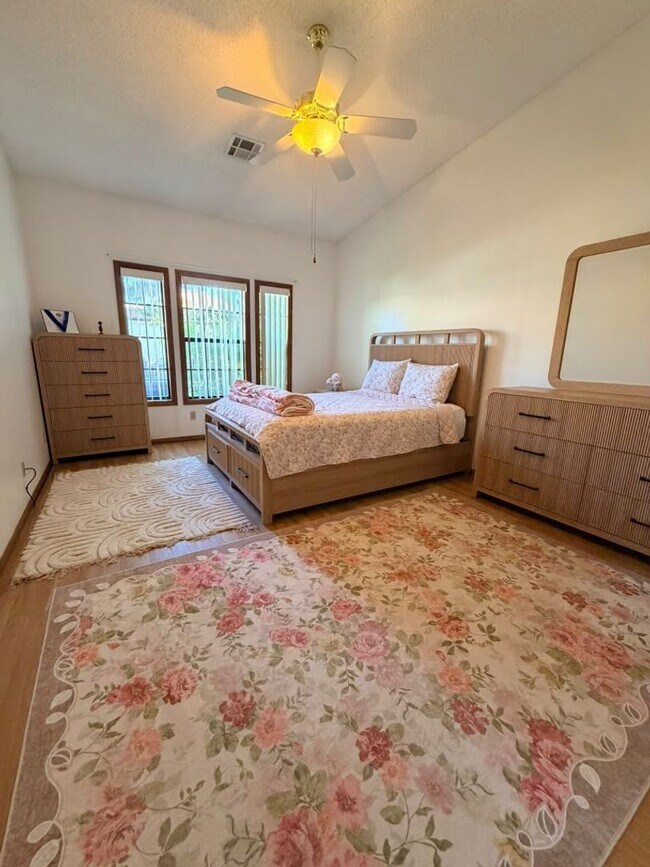 Building Photo - 7904 Shelter Island Way