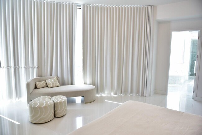 Building Photo - 17475 Collins Ave