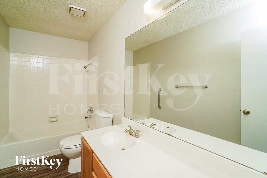 Building Photo - 14219 N Hills Village Dr