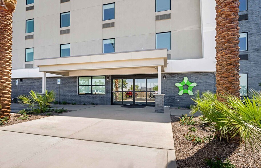 Building Photo - Furnished Studio-Phoenix - Chandler - Airport