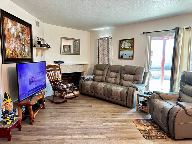 Building Photo - UPDATED 3 BEDROOM 2 BATHROOM CONVENIENTLY ...