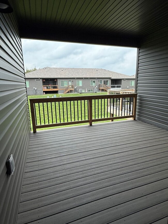 Building Photo - Beautiful 3 bedroom/3 bath daylight ranch ...