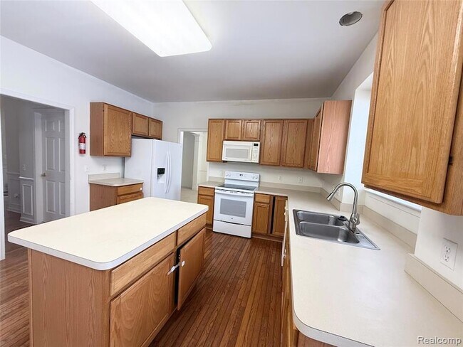 Building Photo - 6122 Cherrywood Dr