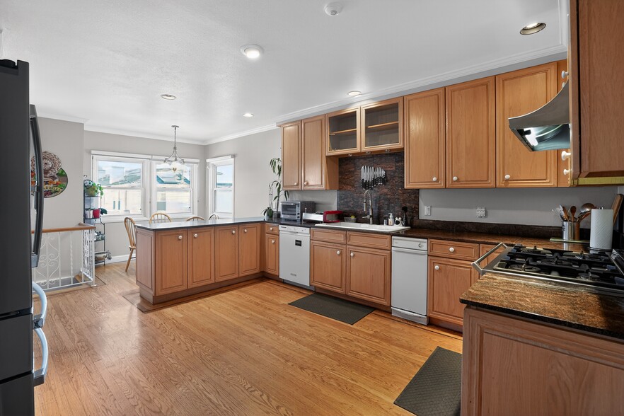 Kitchen facing windows - 60 Goleta Ave