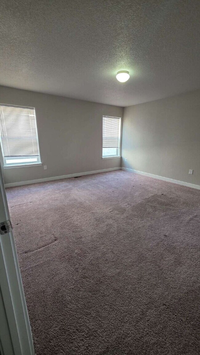 Building Photo - Lorson Ranch 5 bedroom Townhouse near military bases