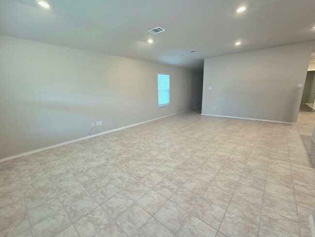 Building Photo - Open Concept 3 Bed 2 Bath