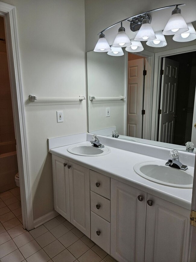 Building Photo - Rare 2 bed 2 bath condo with 1 car garage located in Smyrna