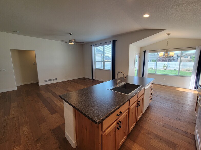 Building Photo - 1566 Driftline Dr