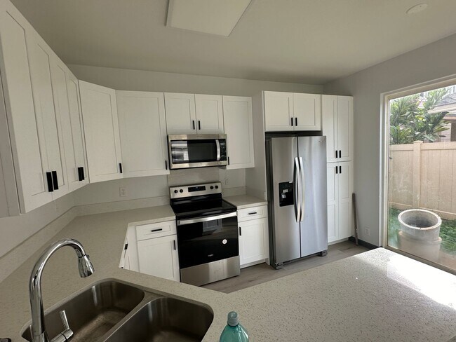 Building Photo - Renovated 3 bedroom 2.5 bath home in Ewa G...