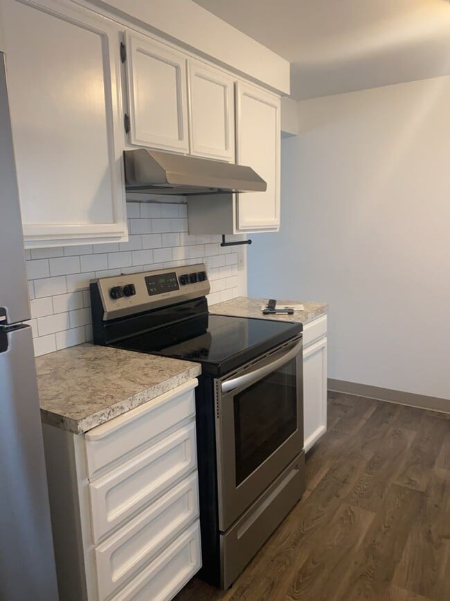 Building Photo - Lake Shore 3 Bedroom- Single Level!