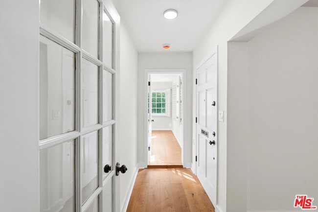 Building Photo - 10309 La Grange Ave