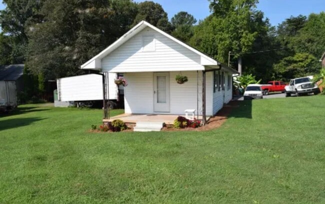 Building Photo - Charming, Partially Furnished Cottage-Style Home Near Catawba Hospital – Available Now!