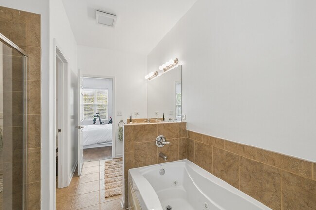 Building Photo - 2504 S Calumet Ave