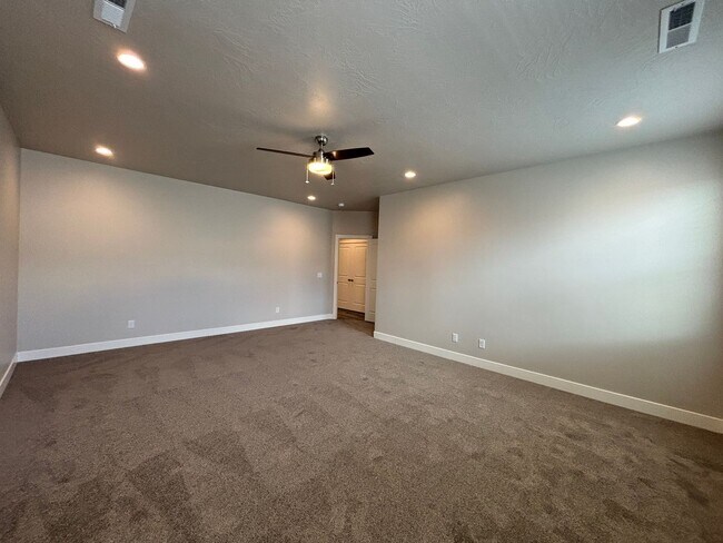 Building Photo - MOVE IN SPECIAL - DECEMBER RENT FREE!