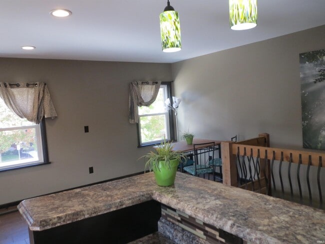 Building Photo - 702 N Main St