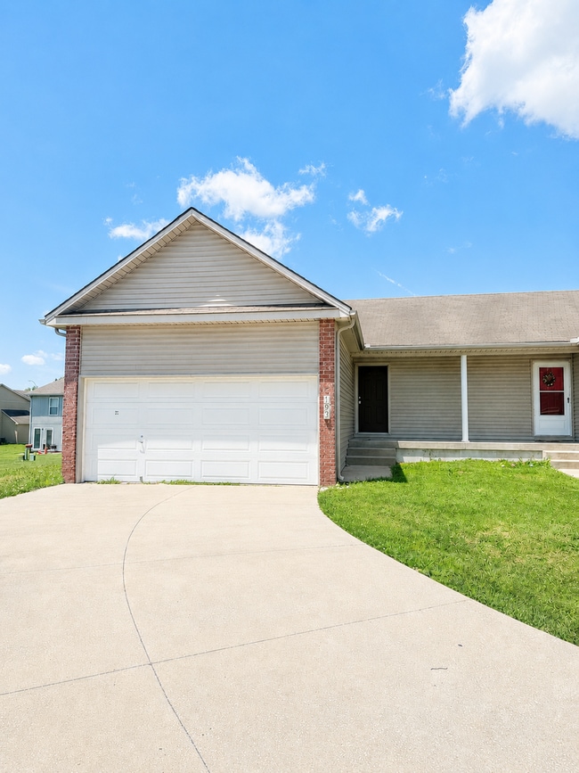 Building Photo - Spacious 3 Bed / 2.5 Bath Duplex