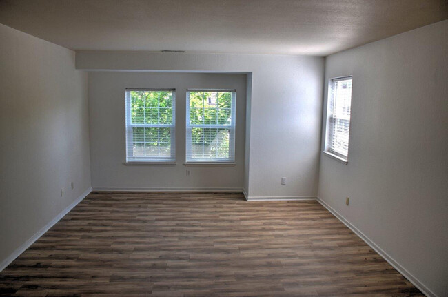 Building Photo - Beautiful Upgraded Two Bedroom Upstairs To...