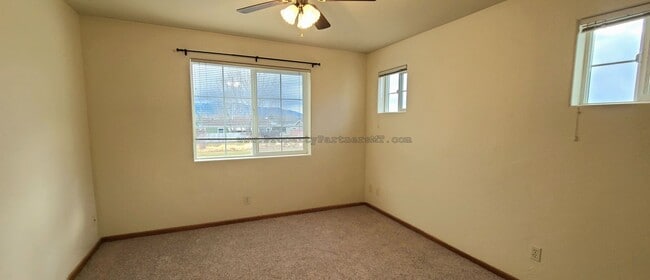 Building Photo - 3Bed 2Bath Apartment with Garage!