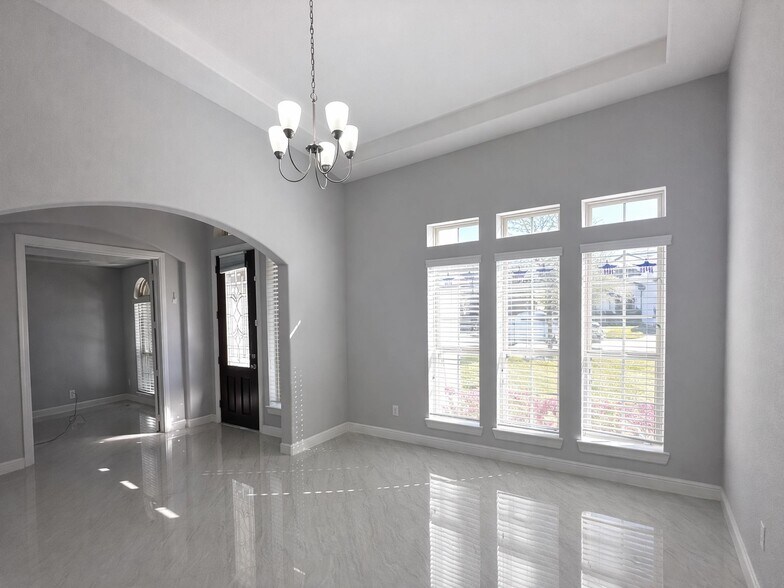 Building Photo - 2406 Trocadero Ln