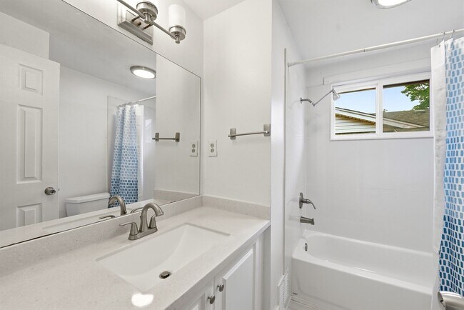 Building Photo - 5 bedroom, 3 1/2 bath, home with two master suites and 2 car garage.