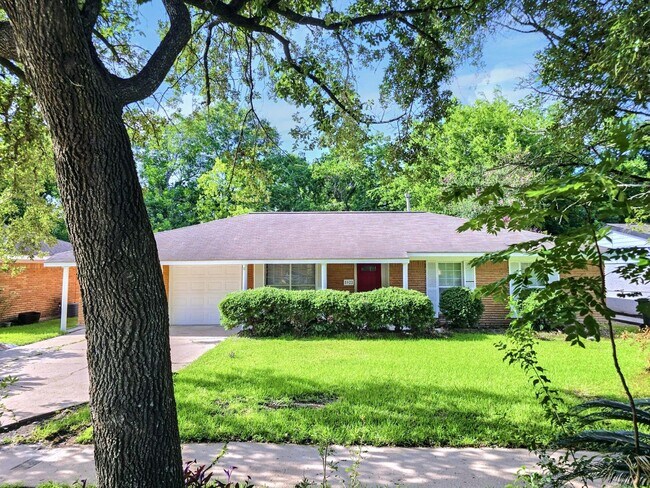 Building Photo - 5922 Densmore Dr