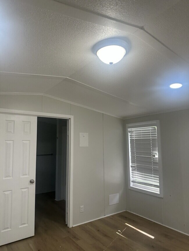 Building Photo - "Charming 2-Bed, 2-Bath Mobile Home in Hendersonville -206 Friendly Circle Awaits!"