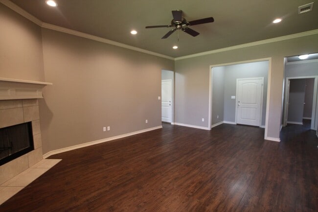 Building Photo - Beautiful 3 Bedroom 2 Bath in Guinn Farms!