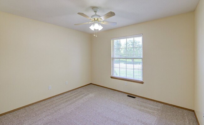 Building Photo - 3 Bedroom in Republic Schools!