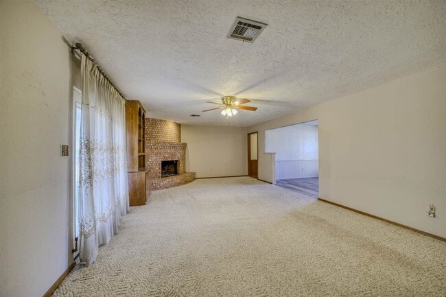 Building Photo - 308 SE Camelot Dr