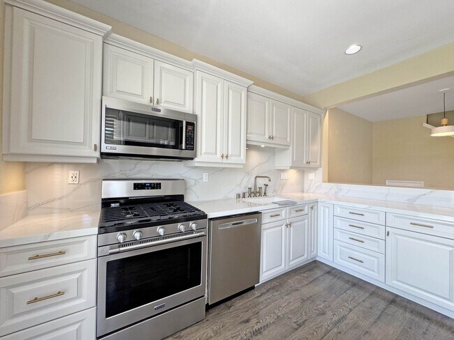 Building Photo - Your Next Home Awaits! Modern 4BR, 3BA Bea...
