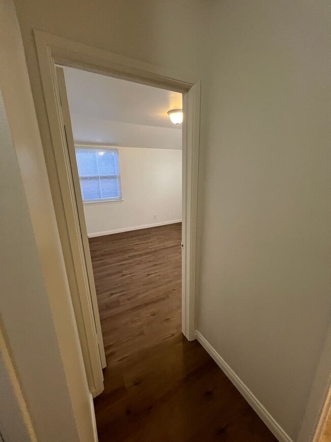 Building Photo - Mid Town Adorable Home!