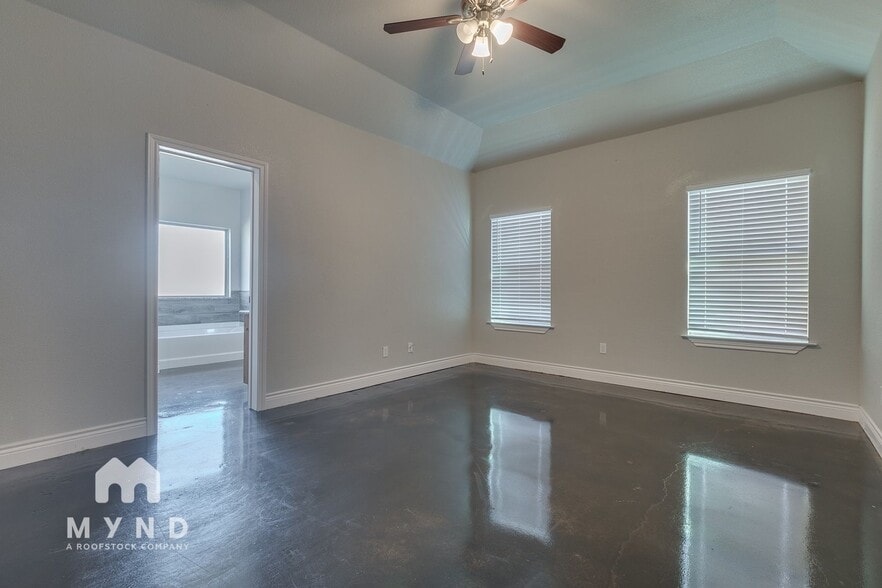 Building Photo - 359 E 9th St