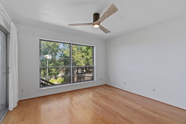 Building Photo - 103 Comet