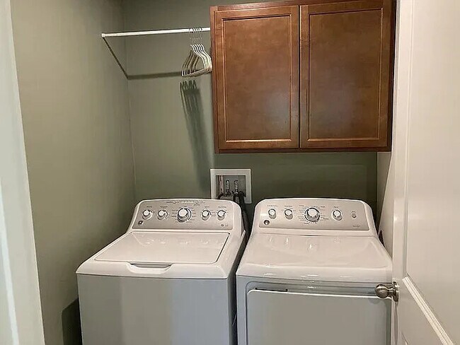 Building Photo - 4 Bedroom 2.5 Bathroom