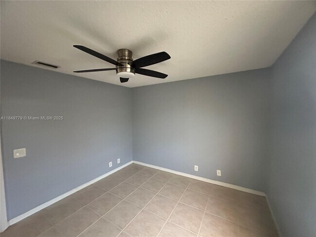 Building Photo - 4383 Laurel Ridge Cir