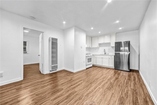 Building Photo - 9808 S Central Ave