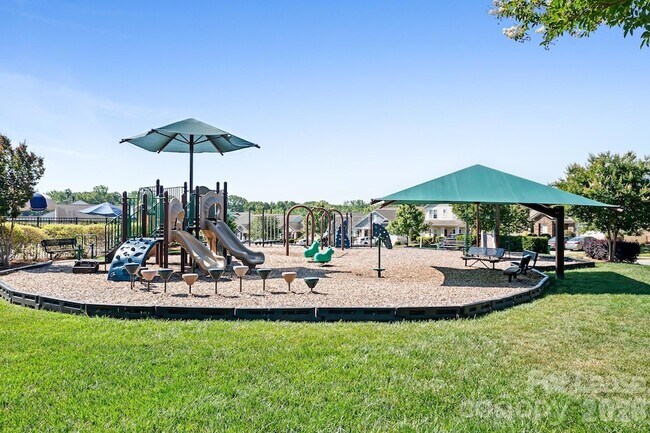 Building Photo - 2059 Blue Iris Dr
